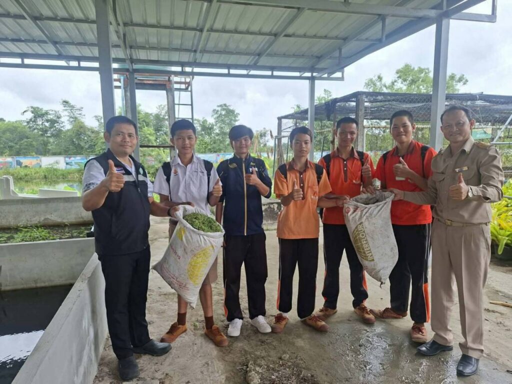 LINE_ALBUM_318เยี่ยมกลุ่มยุวเกษตรกร_260831_2